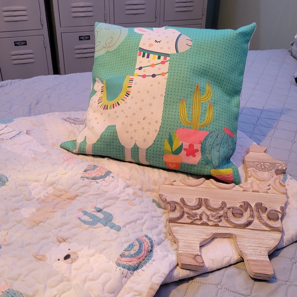 Twin size Llama Bedding Set with Decor